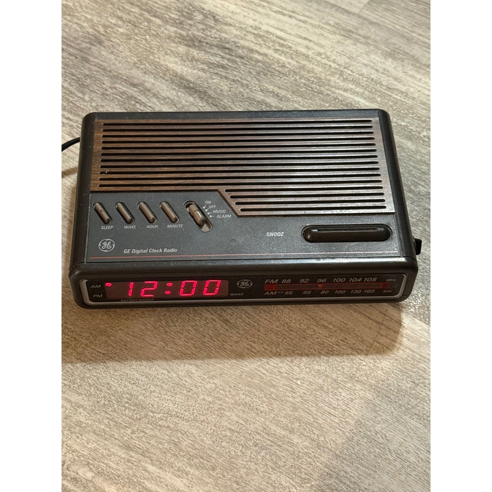 GE Digital Clock Radio Vintage AM FM Red LED Woodgrain Model 7-4612A Brown